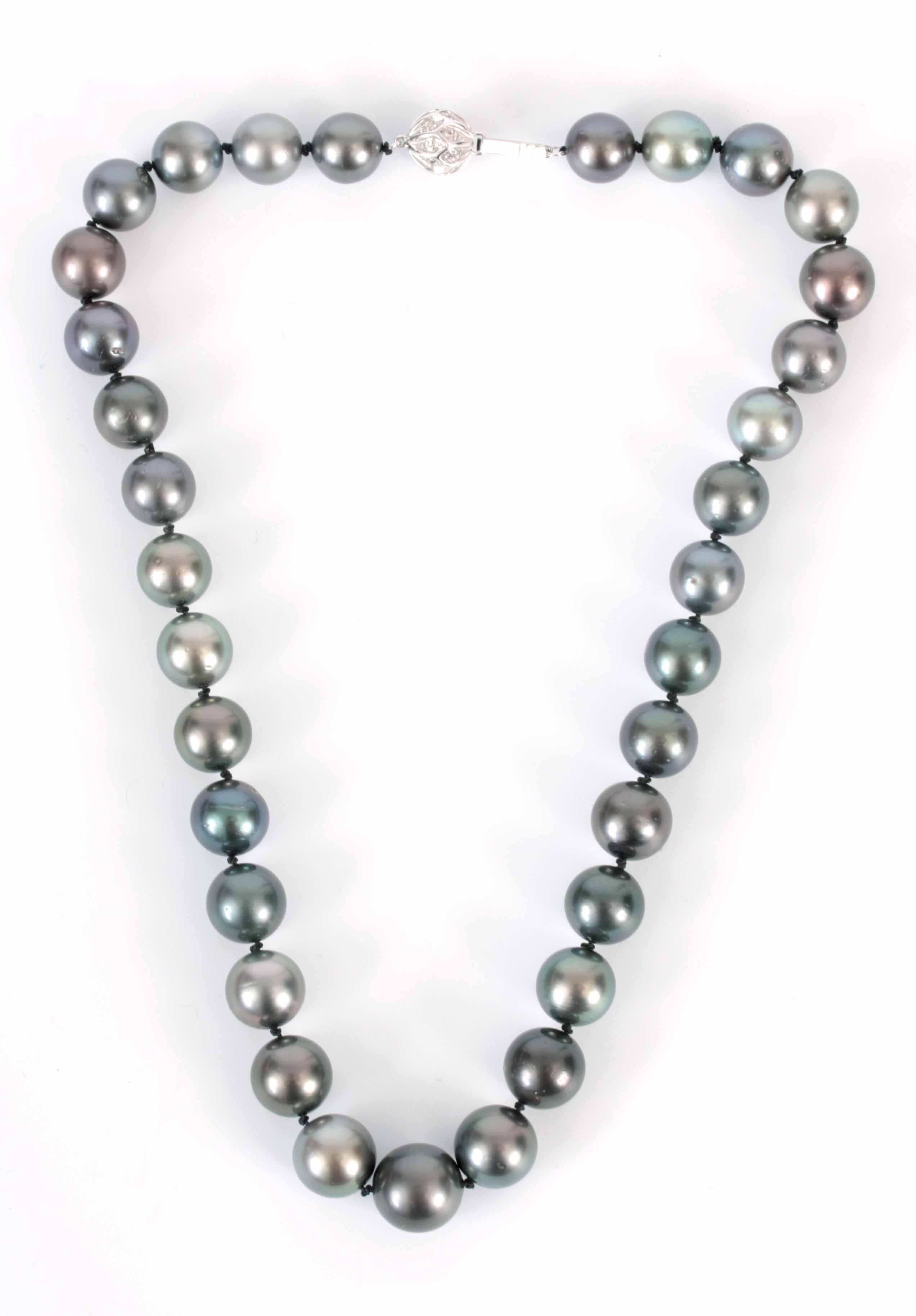 Lot 171 A FINE BLACK PEARL NECKLACE with a diamond