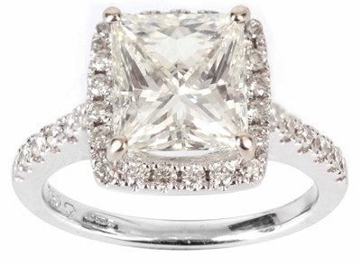 Lot 184 - A LADIES 18K WHITE GOLD SOLITAIRE DIAMOND RING...