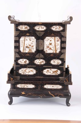 Lot 108 - A FINE 19TH CENTURY JAPANESE CHINOISERIE...