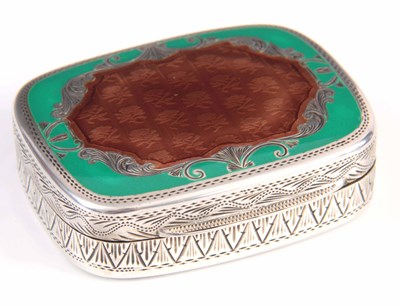 Lot 136 - AN EARLY 20th CENTURY SILVER AND ENAMEL SNUFF...
