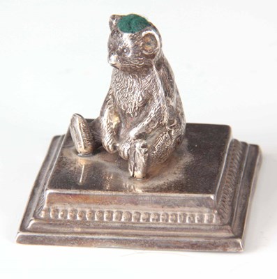 Lot 141 - AN EARLY 20th CENTURY NOVELTY SILVER PIN...