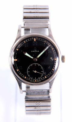 Lot 201 - A 1940'S STEEL MILITARY OMEGA WRIST WATCH on...