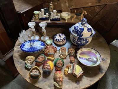 Lot 117 - A GROUP SELECTION OF VARIOUS CERAMICS AND...