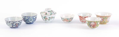 Lot 135 - A COLLECTION OF SMALL CHINESE PORCELAIN BOWLS...