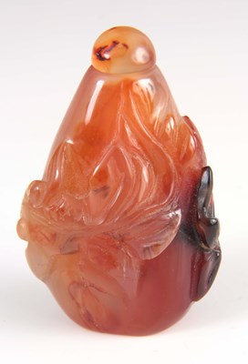 Lot 148 - A CHINESE HARDSTONE SNUFF BOTTLE with floral...