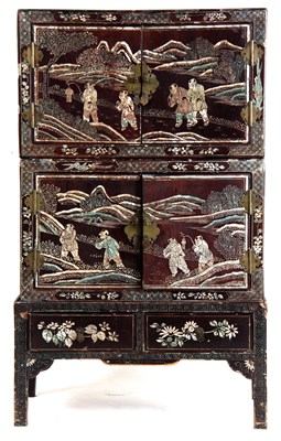 Lot 164 - AN EARLY 20TH CENTURY CHINOISERIE DECORATED...