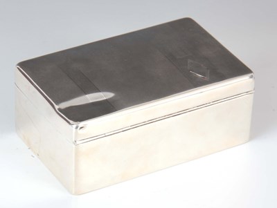 Lot 186 - AN EARLY 20TH CENTURY SILVER CIGAR BOX with...