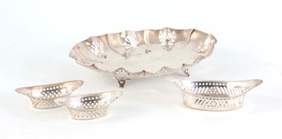 Lot 203 - AN EARLY 20TH CENTURY SILVER PIERCED OVAL DISH...