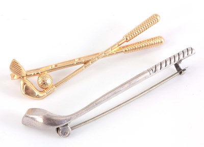 Lot 244 - A 9CT GOLD TIE PIN formed as two golf clubs...