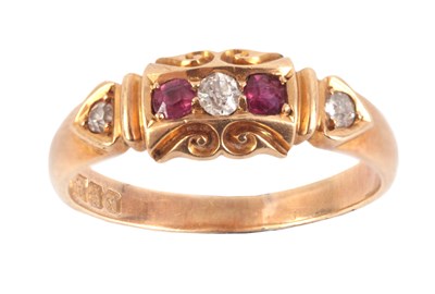 Lot 252 - AN 18CT GOLD RUBY AND DIAMOND SET RING app. 3.4g