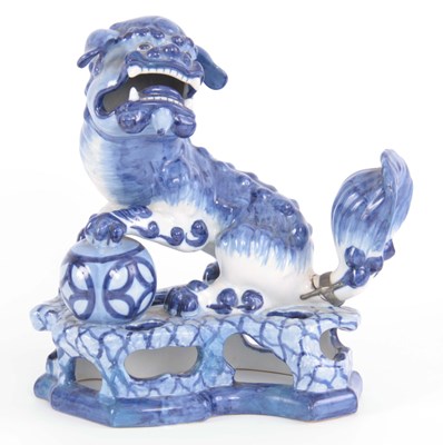 Lot 77 - AN 18TH/19TH CENTURY DELFT BLUE AND WHITE FOO...