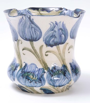 Lot 56 - AN EARLY 20TH CENTURY MACINTYRE MOORCROFT...