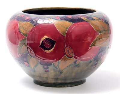 Lot 63 - AN EARLY 20TH CENTURY MOORCROFT POMEGRANATE...