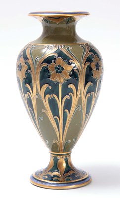 Lot 60 - AN EARLY 2OTH CENTURY MACINTYRE MOORCROFT...